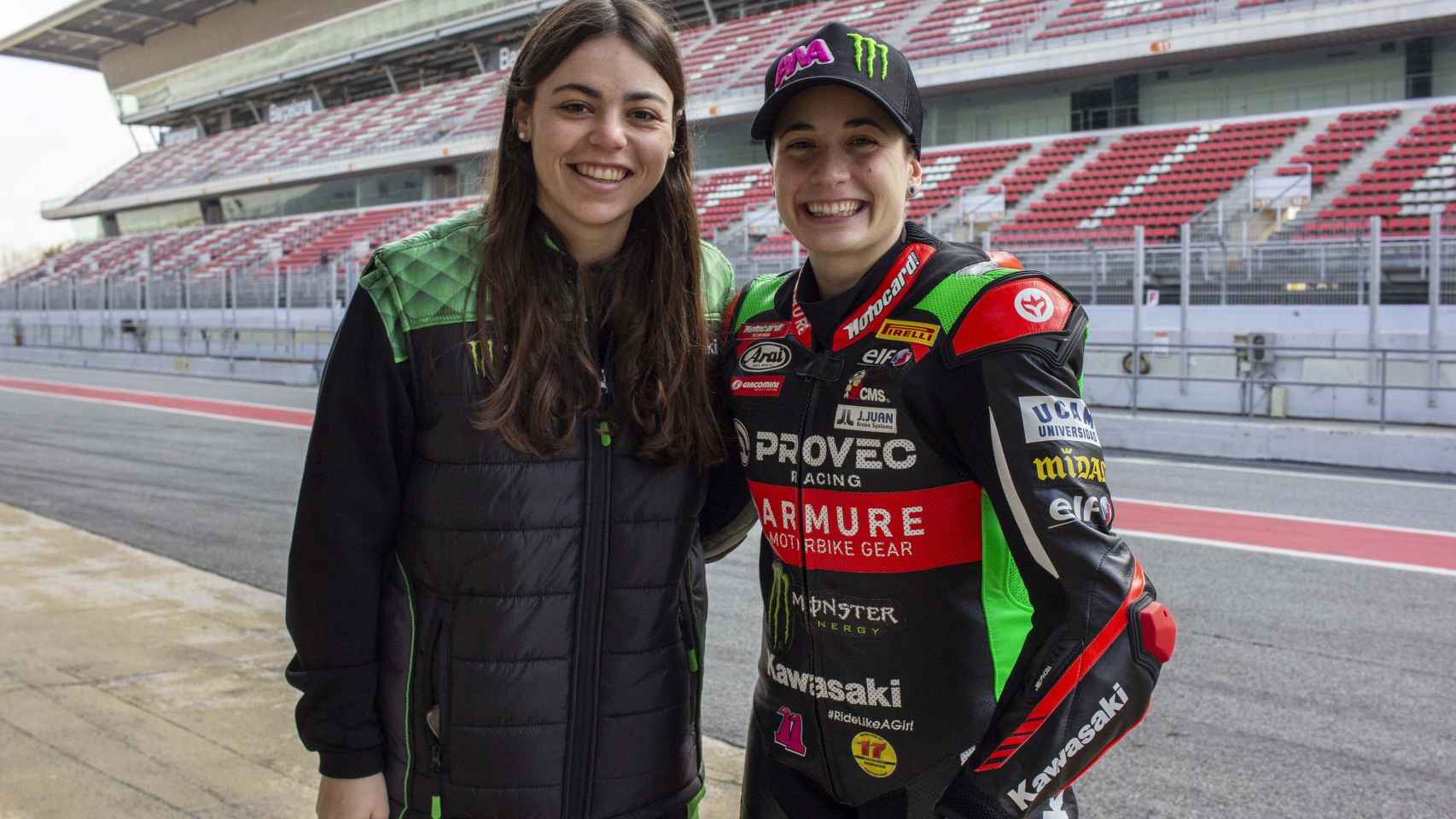 Carla Grau, team manager de Kawasaki Provec WorldSSP300, junto a la piloto Ana Carrasco.