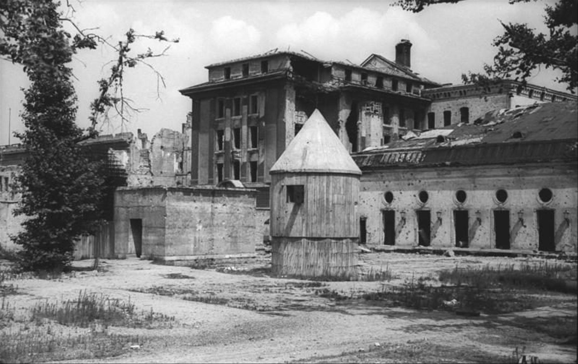 Exterior del bunker de Hitler en 1947. https://es.wikipedia.org