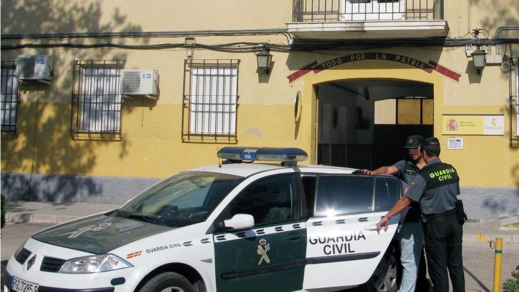 Dos guardias civiles en una foto de archivo conduciendo a un detenido al cuartel de Jumilla.