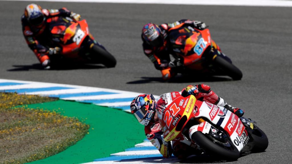 Fabio Di Giannantonio, por delante de Raúl Fernández y Remy Gardner en la carrera de Moto2 en Jerez