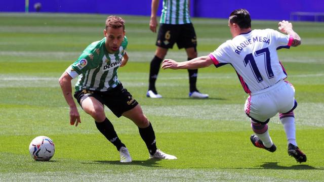 Sergio Canales y Shon Weissman, durante el Real Valladolid - Real Betis