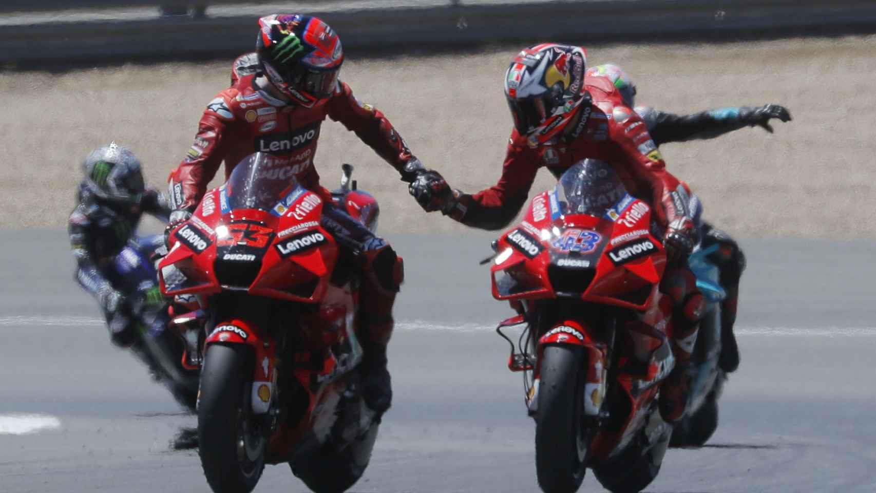 Jack Miller, a la derecha, y Pecco Bagnaia, compañeros en Ducati, se felicitan tras la carrera en Jerez.