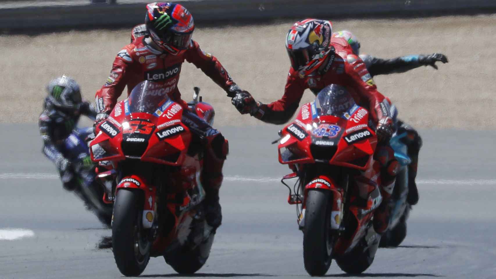 Jack Miller, a la derecha, y Pecco Bagnaia, compañeros en Ducati, se felicitan tras la carrera en Jerez.