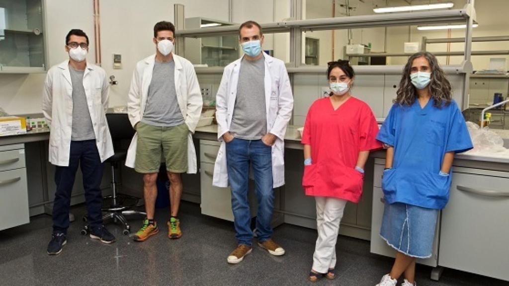 Fernando T. Maestre en el Laboratorio de Ecología de Zonas Áridas y Cambio Global de la UA junto a parte de su equipo investigador