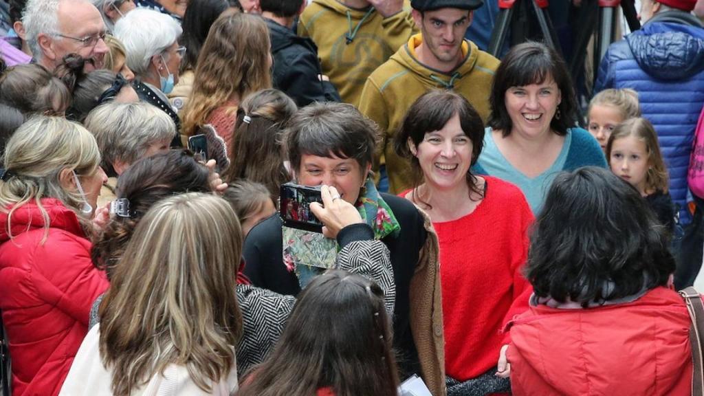 Beyre (de rojo) es recibida por una multitud en Cambo-Les-Bains, después de 20 años de prisión en Francia.