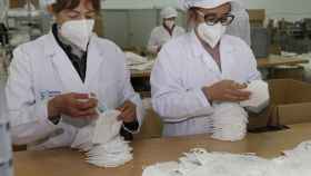 Trabajadoras de una fábrica de mascarillas de Castilla y León