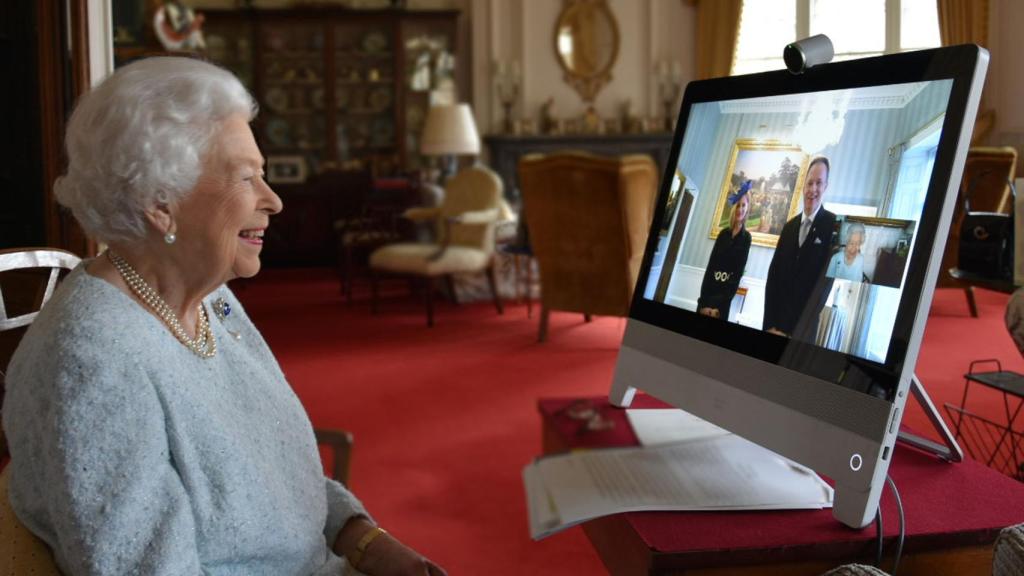 Isabel II atendiendo sus compromisos oficiales desde Windsor, donde ha permanecido debido a la pandemia.