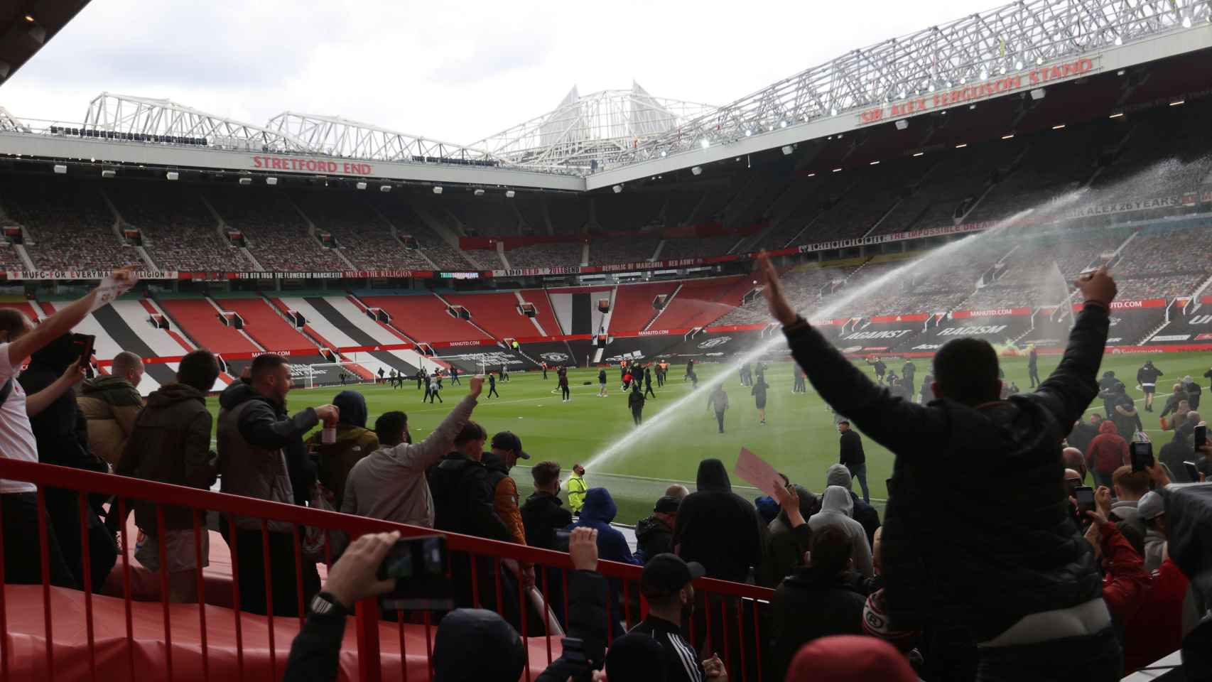 Aficionados del Manchester United en la grada de Old Trafford