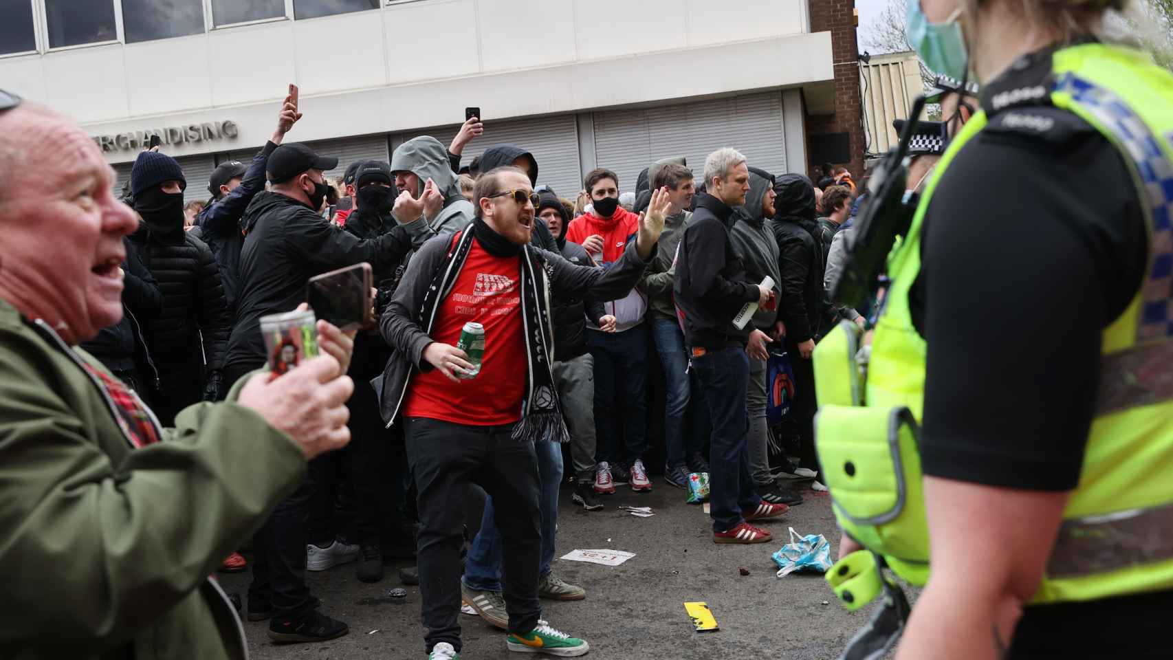 La policía intenta controlar a los fans del Manchester United