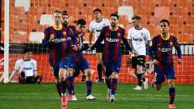 El Barça celebra su gol al Valencia
