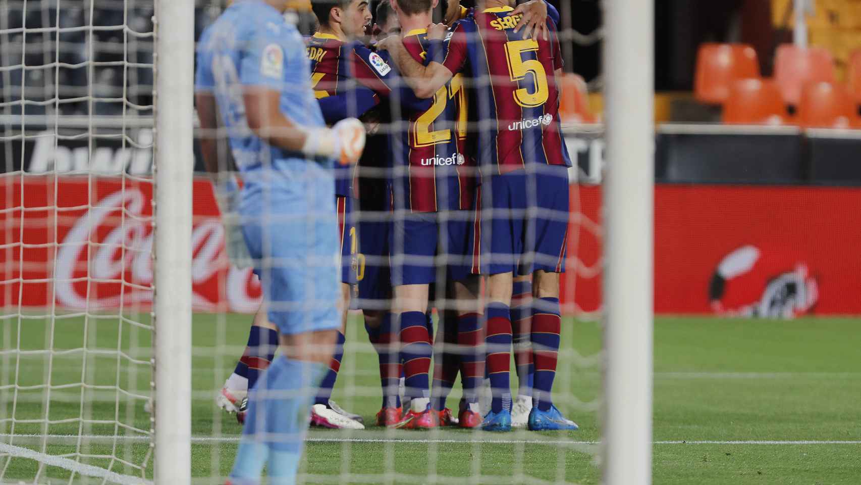 Cillessen (Valencia) observa mientras los jugadores del Barça celebran su gol
