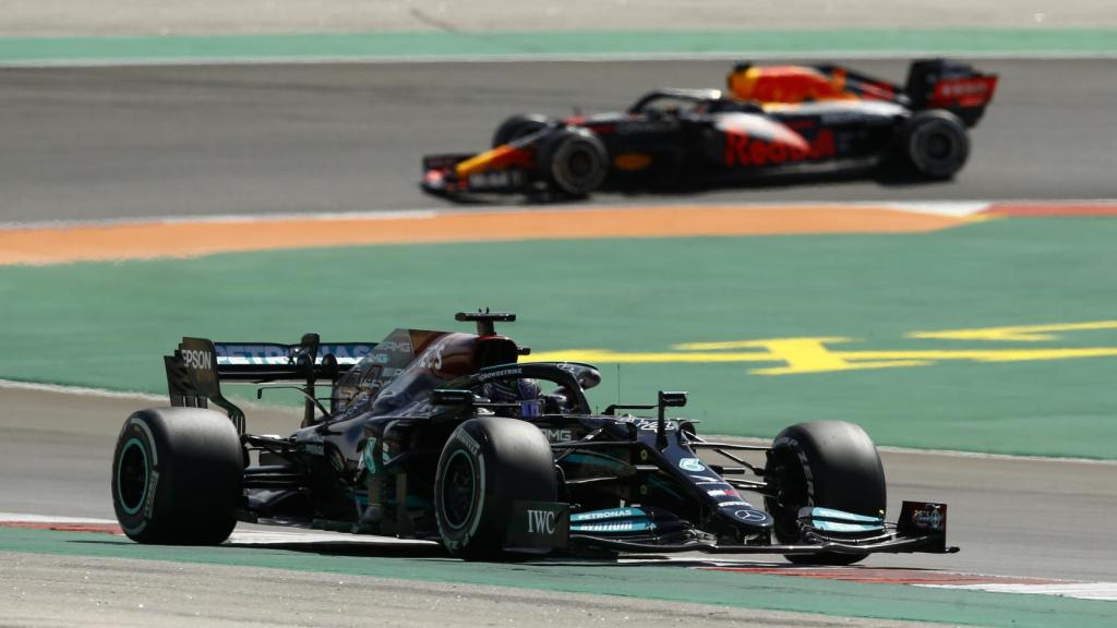 Hamilton rodando por delante de Verstappen