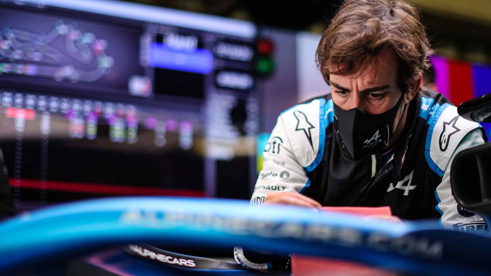 Fernando Alonso en el garaje de Alpine
