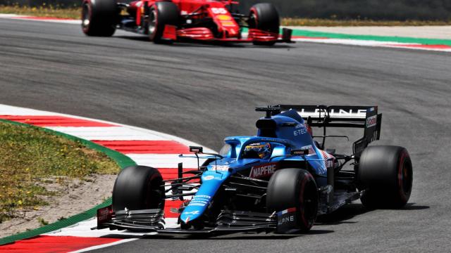 Fernando Alonso tras adelantar a Carlos Sainz en Portimao