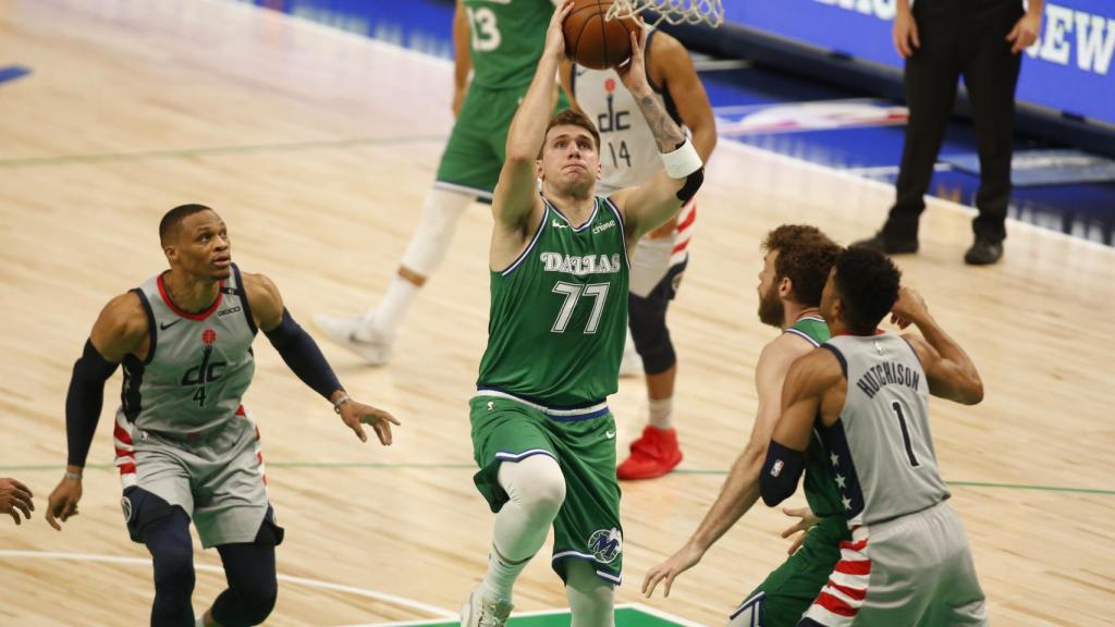 Doncic intenta anotar frente a los Washington Wizards