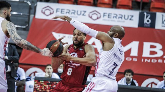 Tyus defendiendo en el Casademont Zaragoza - Real Madrid