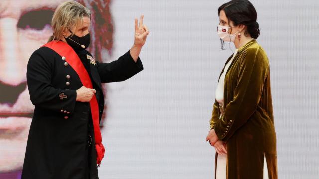 La presidenta de la Comunidad de Madrid, Isabel Díaz Ayuso, hace entrega de la Gran Cruz de la Orden del Dos de Mayo al músico Nacho Cano.