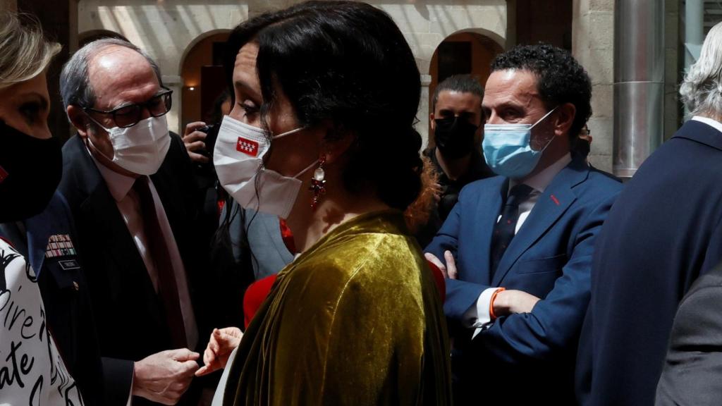 La presidenta, Isabel Díaz Ayuso (PP), conversa en un corrillo junto a Ángel Gabilondo (PSOE) y Edmundo Bal (Ciudadanos).