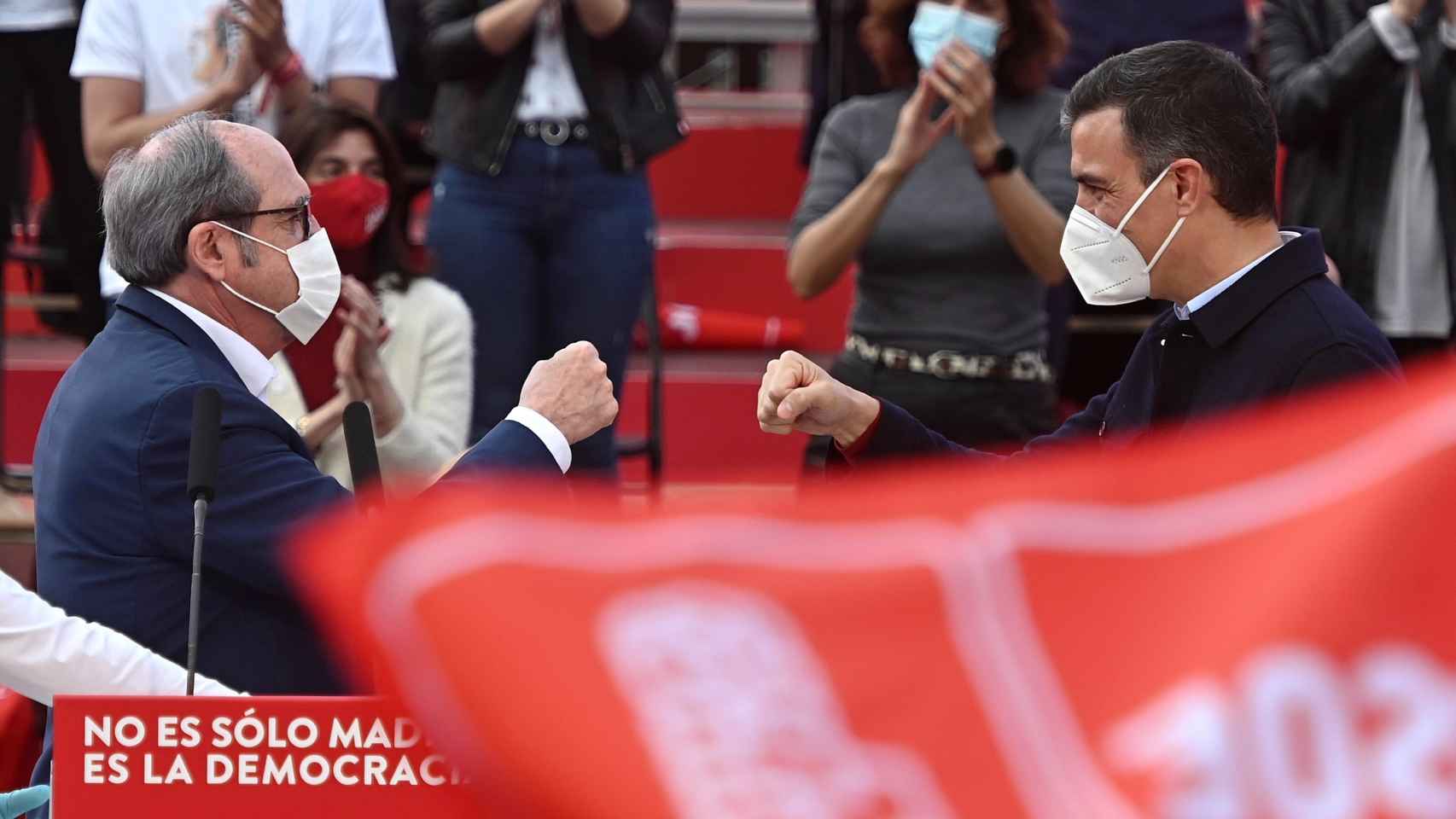 Ángel Gabilondo y Pedro Sánchez en el mitin de cierre de campaña del PSOE, con el lema No es sólo Madrid, es la democracia.
