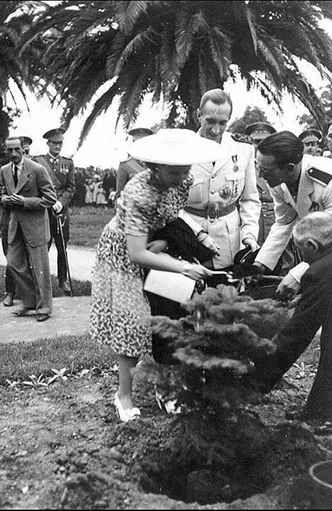 Eva Perón plantando un abeto en la Alameda de Santiago (Ramón Sánchez Estalote).