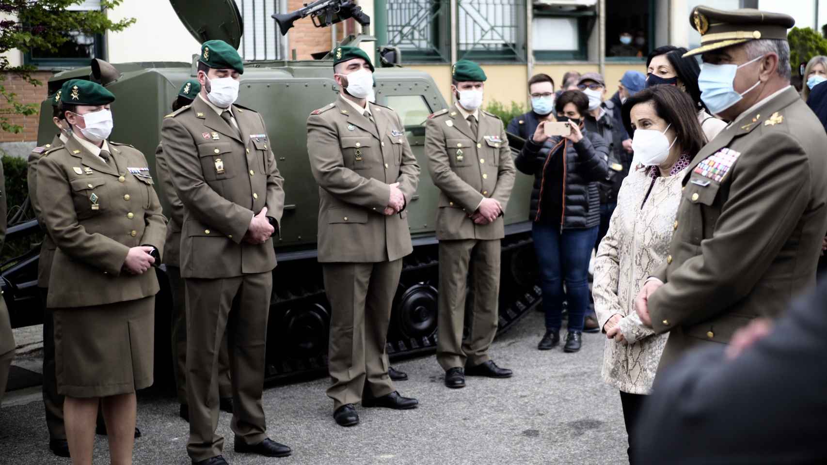 La ministra de Defensa, Margarita Robles, visita el acuartelamiento de Aizoáin en memoria del cabo Pérez.