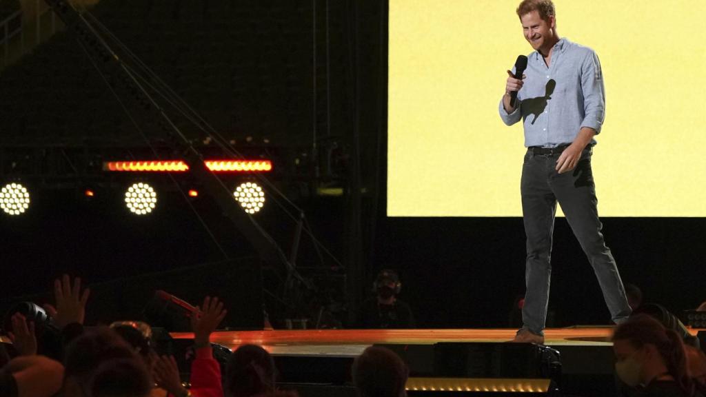 El príncipe Harry incluso se ruborizó al recibir tanto cariño por parte del público del concierto Vax Live.