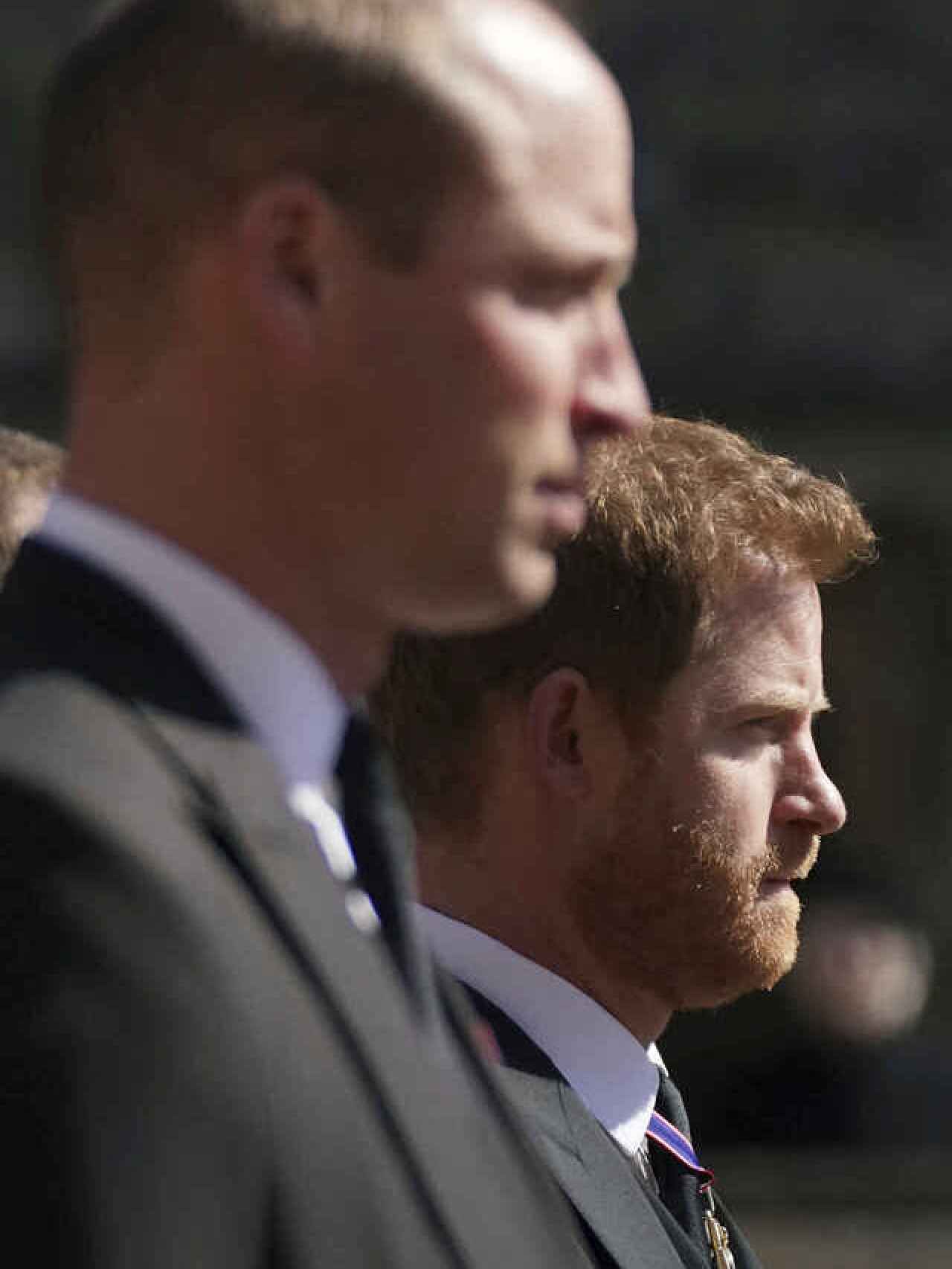 Los príncipes Guillermo y Harry tras el coche fúnebre de su abuelo, el duque de Edimburgo, en el funeral en Windsor.