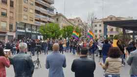 La concentración de la tarde en apoyo a las víctimas de la agresión homófoba reúne a un centenar de personas.