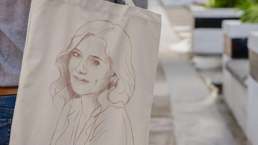 Bolsa con la imagen de Isabel Díaz Ayuso.