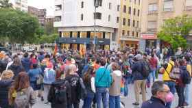 Asistentes a la concentración contra la homofobia en Alicante.