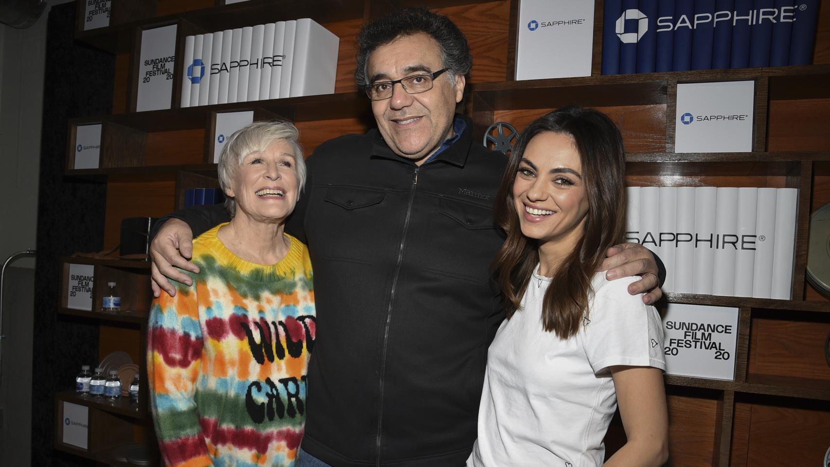 Rodrigo García junto a Glenn Close y Mila Kunis, protagonistas de la película.