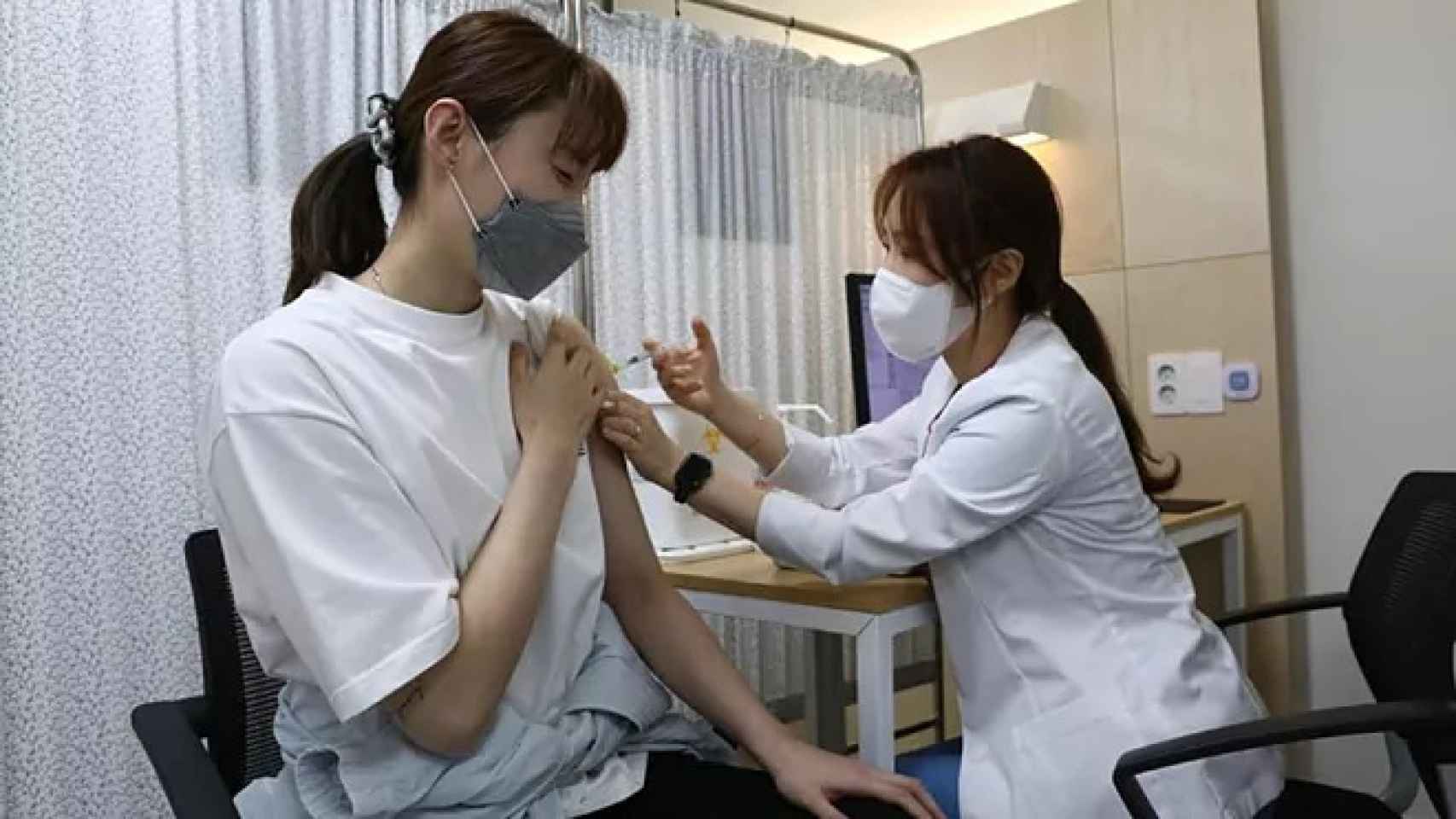 Una judoca olímpica recibiendo la vacuna contra la Covid-19 para poder acudir a los JJOO de Tokio