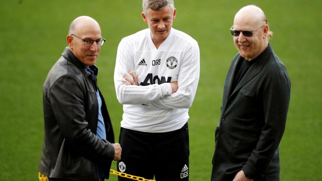 Joel y Avram Glazer junto a Ole Gunnar Solskjaer