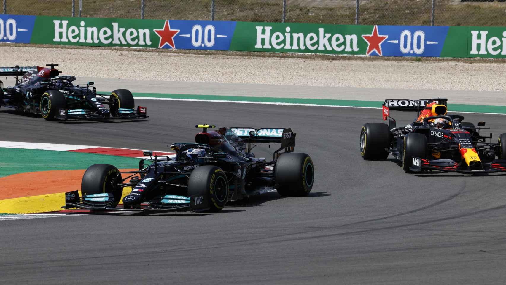 Bottas rueda por delante de Verstappen y Hamilton en Portimao