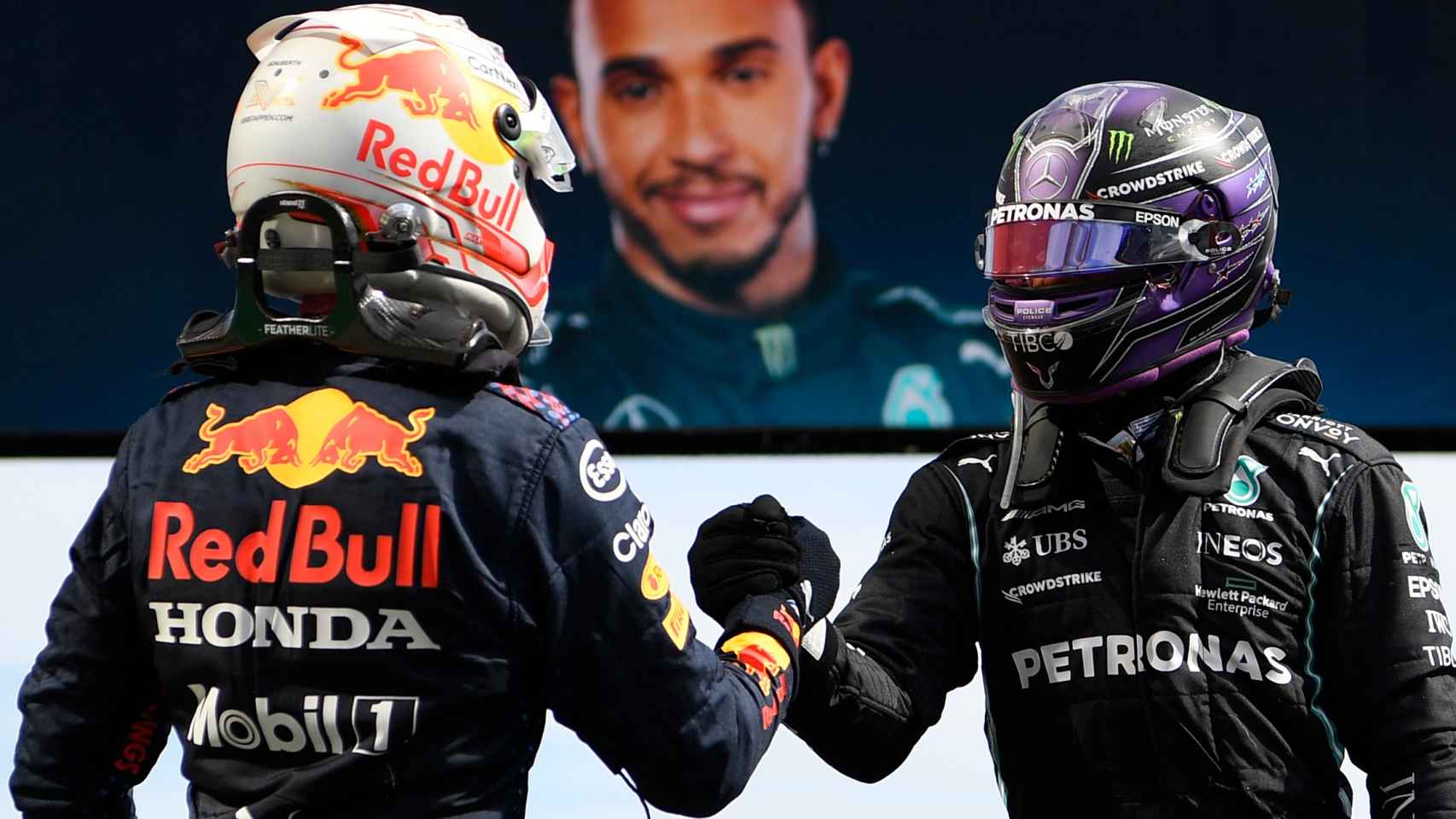 Verstappen y Hamilton se saludan tras el Gran Premio de Portugal