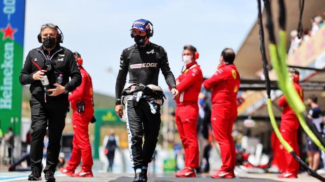 Fernando Alonso, en el 'pit lane' de Portimao