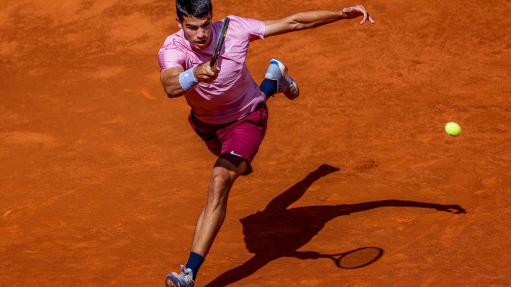 Alcaraz golpea una derecha en el Mutua Madrid Open