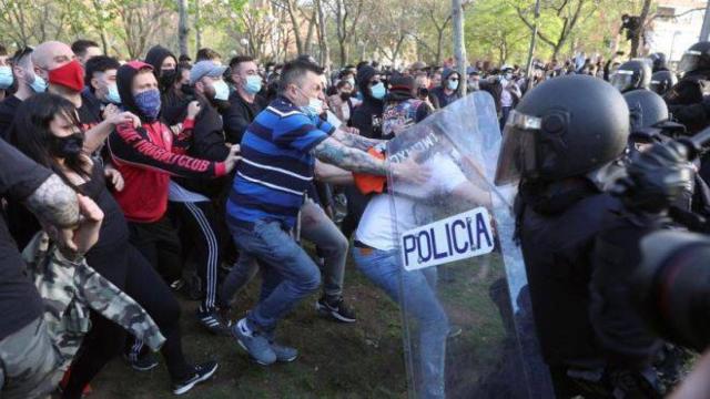 Imagen de los incidentes violentos que se produjeron en mitin de Vox en Vallecas