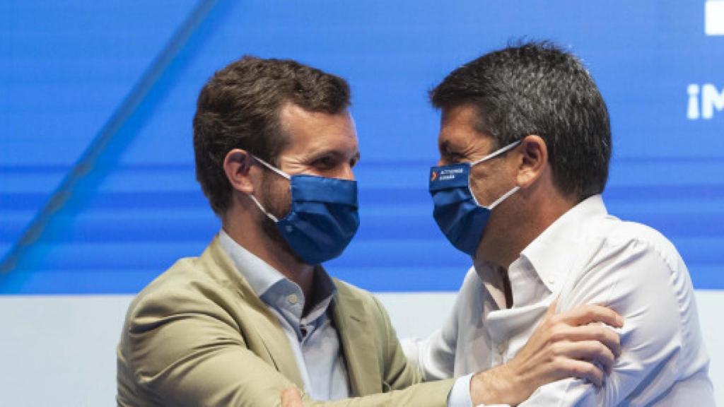 Pablo Casado y Carlos Mazón, en el congreso provincial del partido el pasado verano.