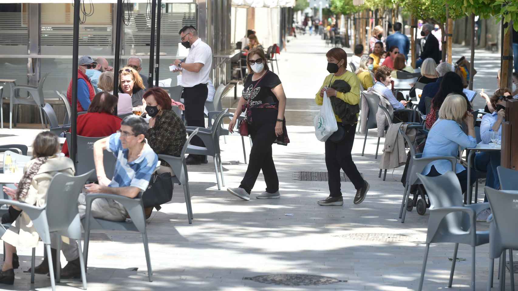 Varias personas en una terraza en Murcia.