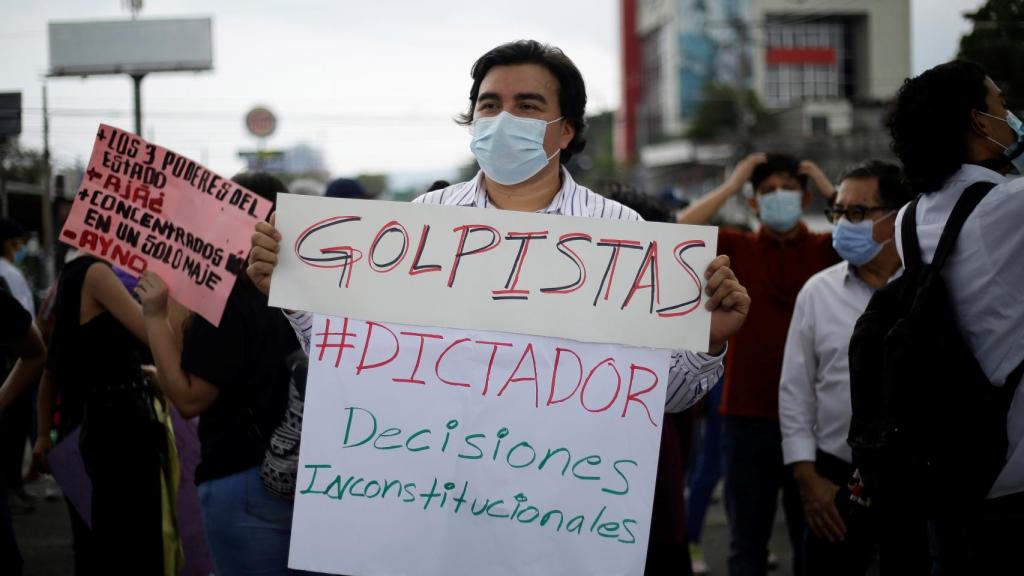 Organizaciones de El Salvador se manifiestan en contra de la destitución de magistrados de la Corte Suprema.