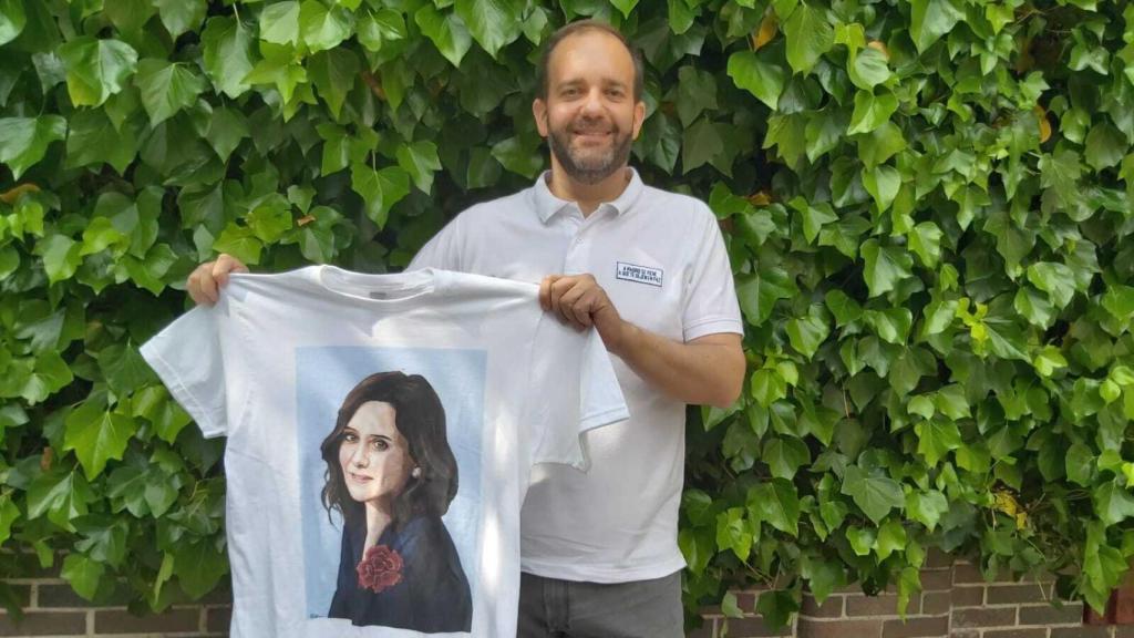 Fernando, edil de Getafe por el Partido Popular, con una de las camisetas de su tienda.