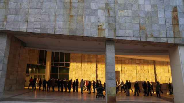 Una larga fila de personas se aglomera en una jornada de vacunación masiva de Santiago de Compostela.