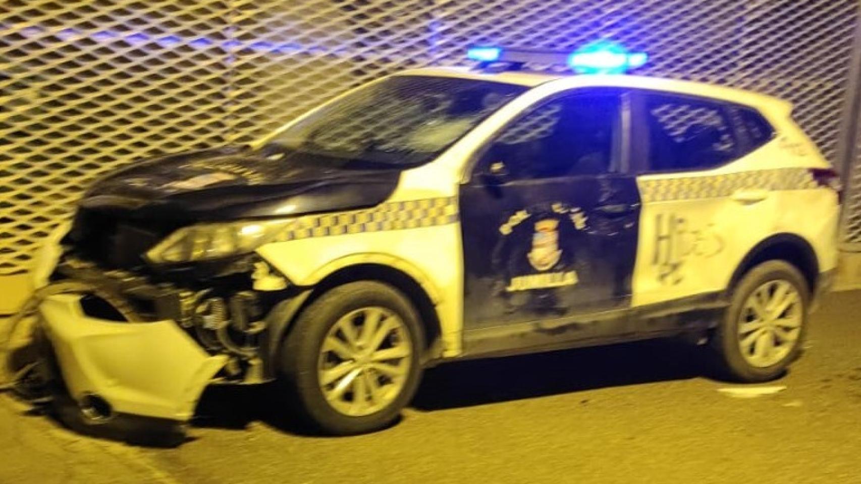 Estado en el que quedó un coche patrulla de la Policía Local de Jumilla tras la protesta.