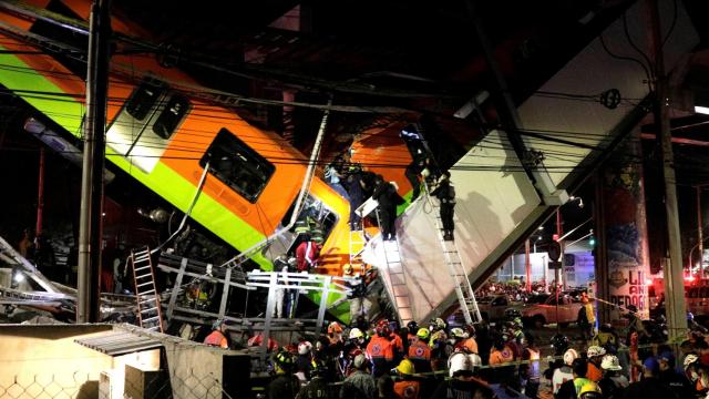 El metro se ha caído cuando pasaba por un puente de la vía elevada de la línea 12 .