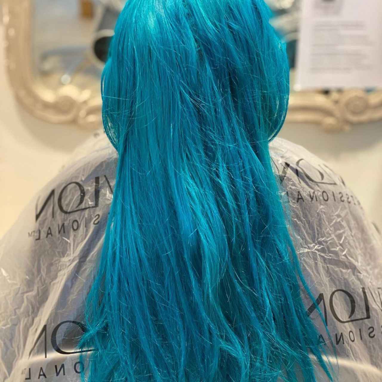 Imagen de pelo en tono fantasía en las redes sociales del Salón Blue de Raquel Saiz.