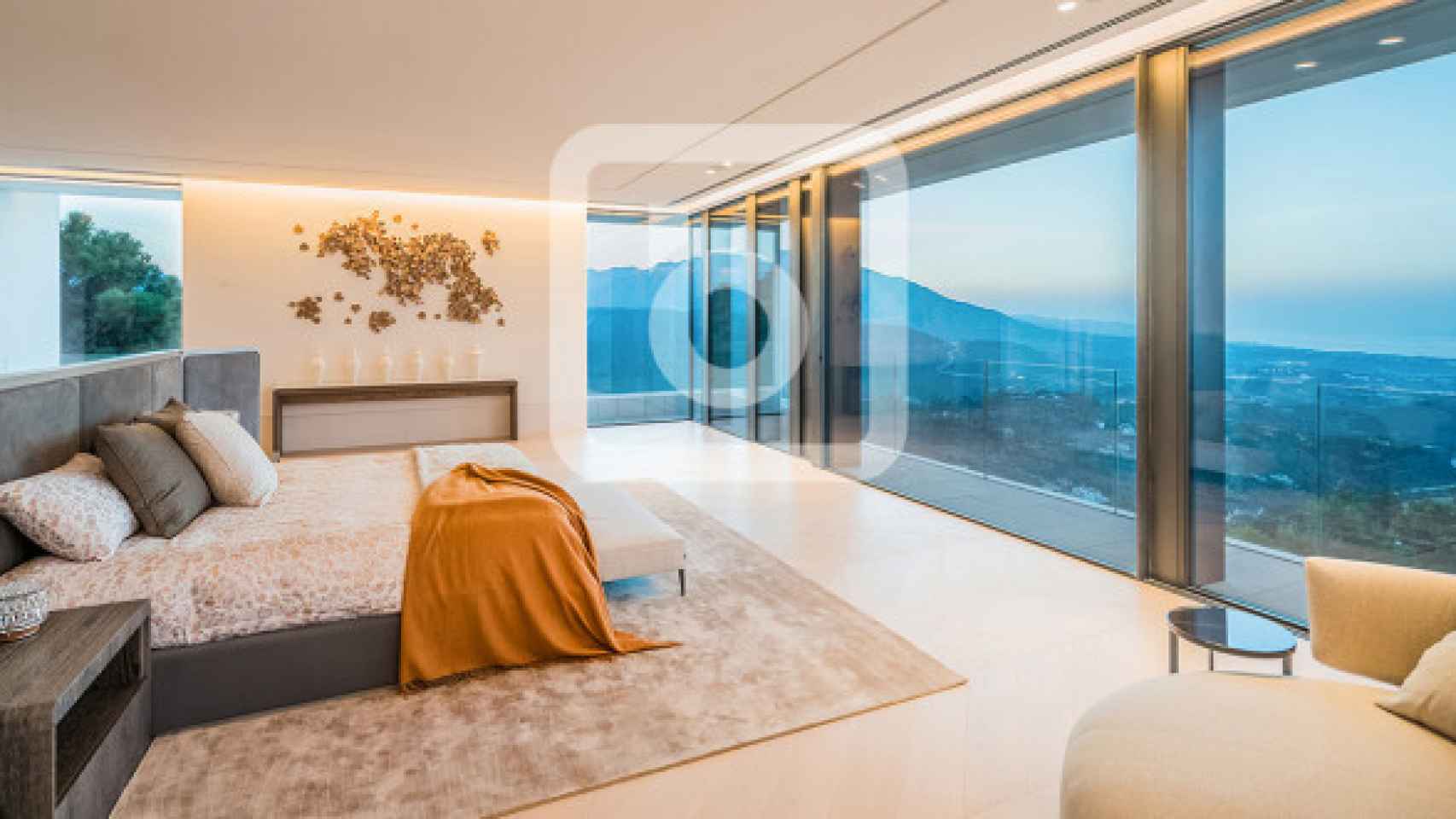 Uno de los dormitorios con vistas al mar Mediterráneo.