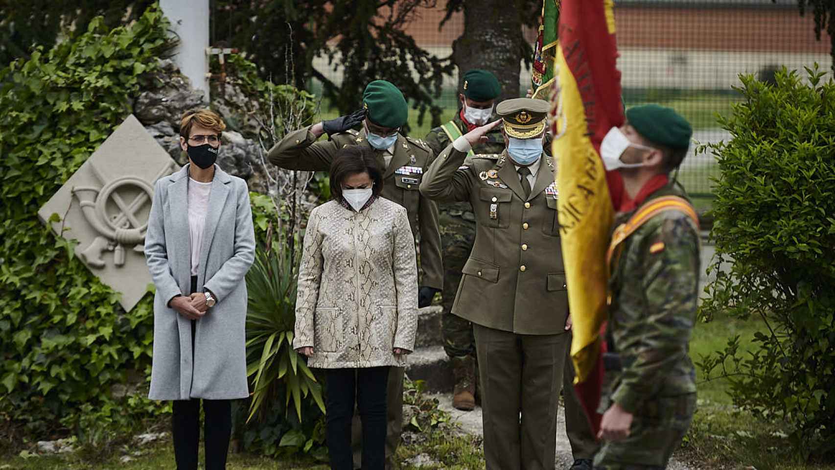 La ministra de Defensa, Margarita Robles y la presidenta del Gobierno de Navarra, María Chivite, visitan el Regimiento América 66, al que pertenecía el cabo Pérez.