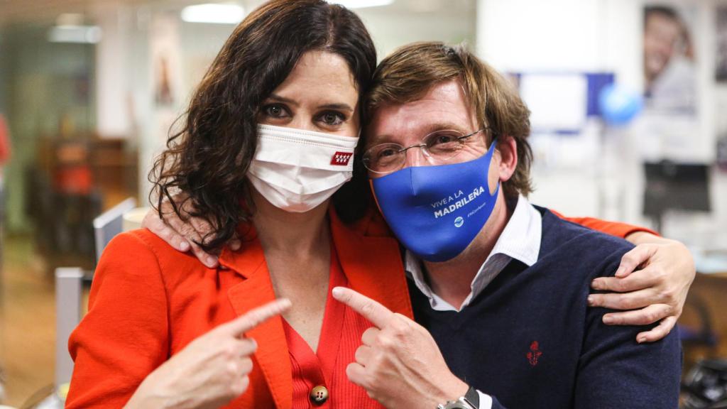 Isabel Díaz Ayuso y José Luis Martínez-Almeida, en la sede del PP.