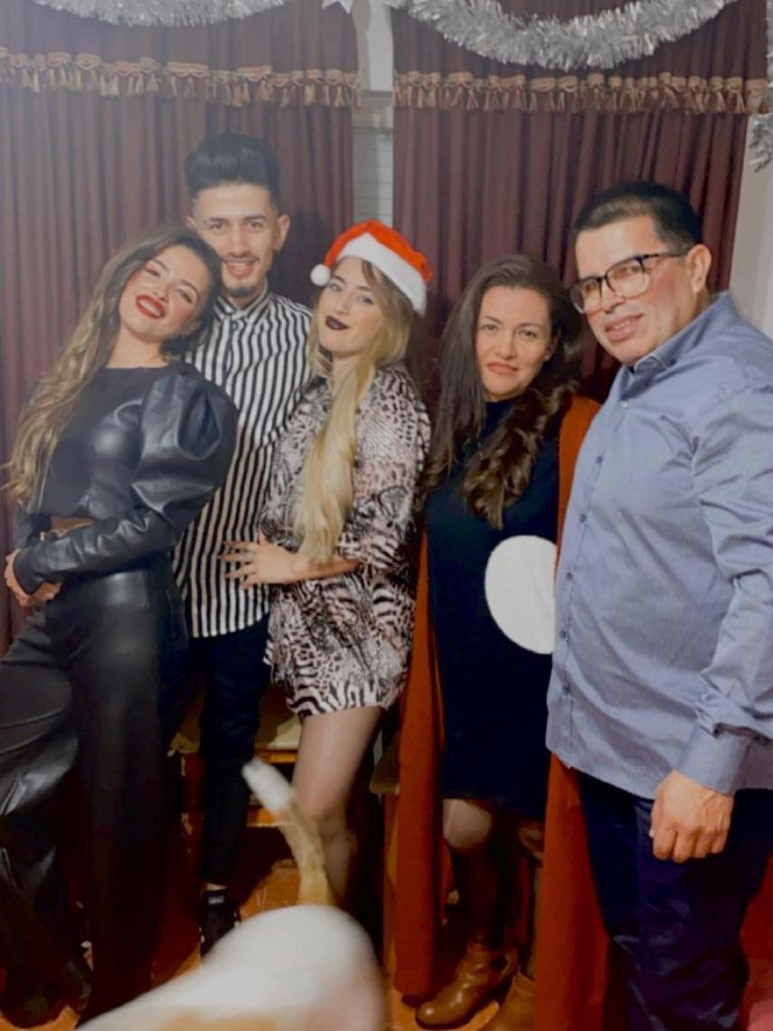 Kevin junto a sus hermanas y sus padres en Navidad.